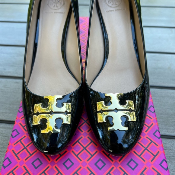 Tory Burch Raleigh 70MM Pump. Black Patent Leather. Gold Medallion. Size 7.5 EUC - Picture 2 of 9